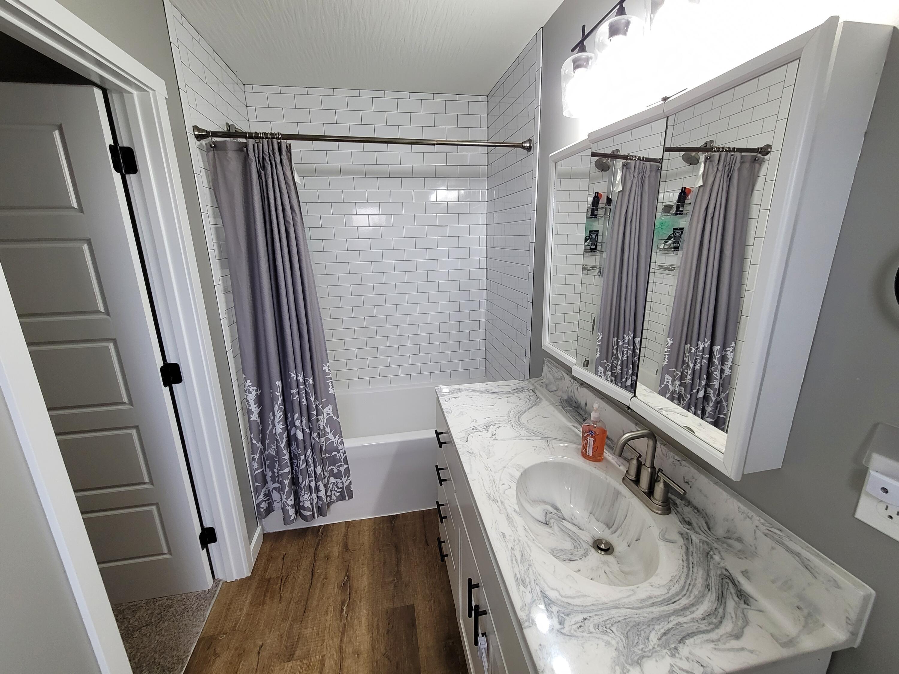 9034 Chillicothe Lancaster Road Southwest Amanda, OH 43102 - Photo 18 of 37 Master Bath