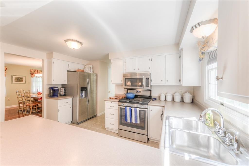 279 Shafer Road Coraopolis, PA 15108 - Photo 7 of 25 The large kitchen comes with a new suite of Stainless Steel Whirlpool appliances. Ample counter space and a well-designed flow make cooking and entertaining simple and easy.