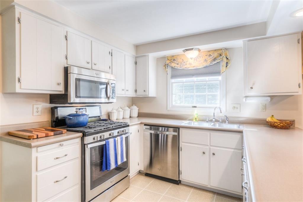 279 Shafer Road Coraopolis, PA 15108 - Photo 8 of 25 The large kitchen comes with a new suite of Stainless Steel Whirlpool appliances. Ample counter space and a well-designed flow make cooking and entertaining simple and easy.