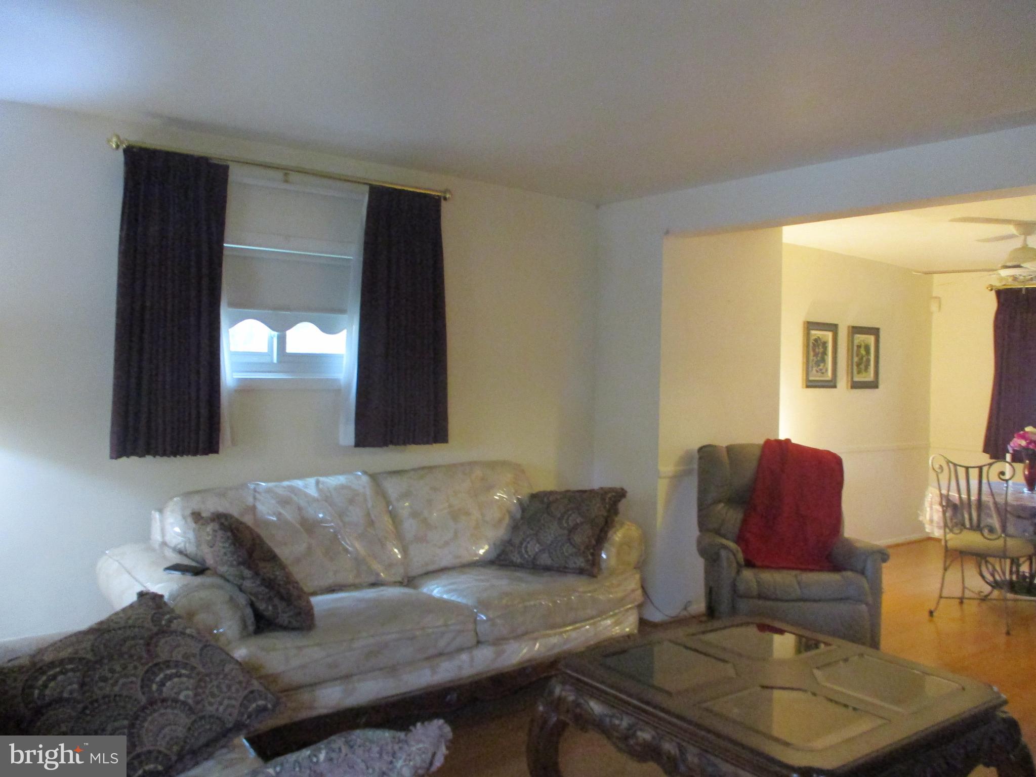 5233 Fredcrest Road Baltimore, MD 21229 - Photo 4 of 33 Living Room