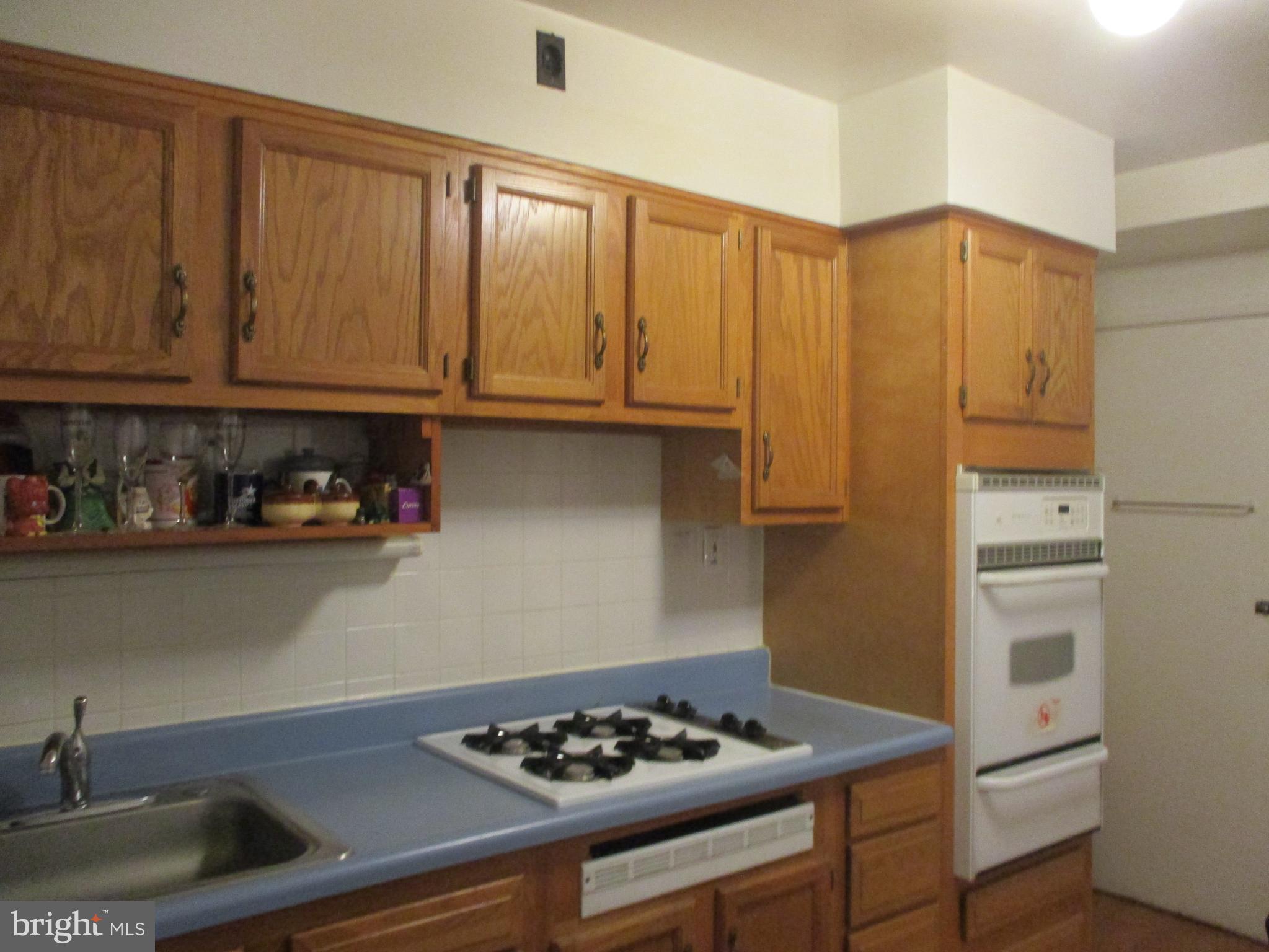 5233 Fredcrest Road Baltimore, MD 21229 - Photo 6 of 33 Cook top