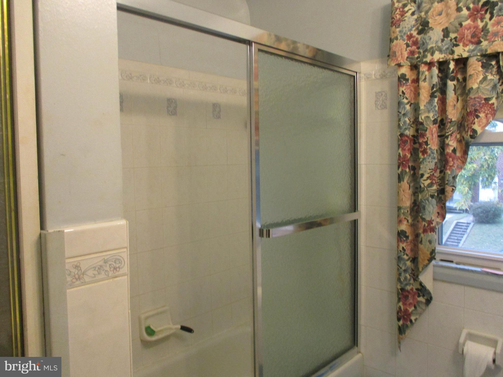 5233 Fredcrest Road Baltimore, MD 21229 - Photo 9 of 33 Main Hall bath