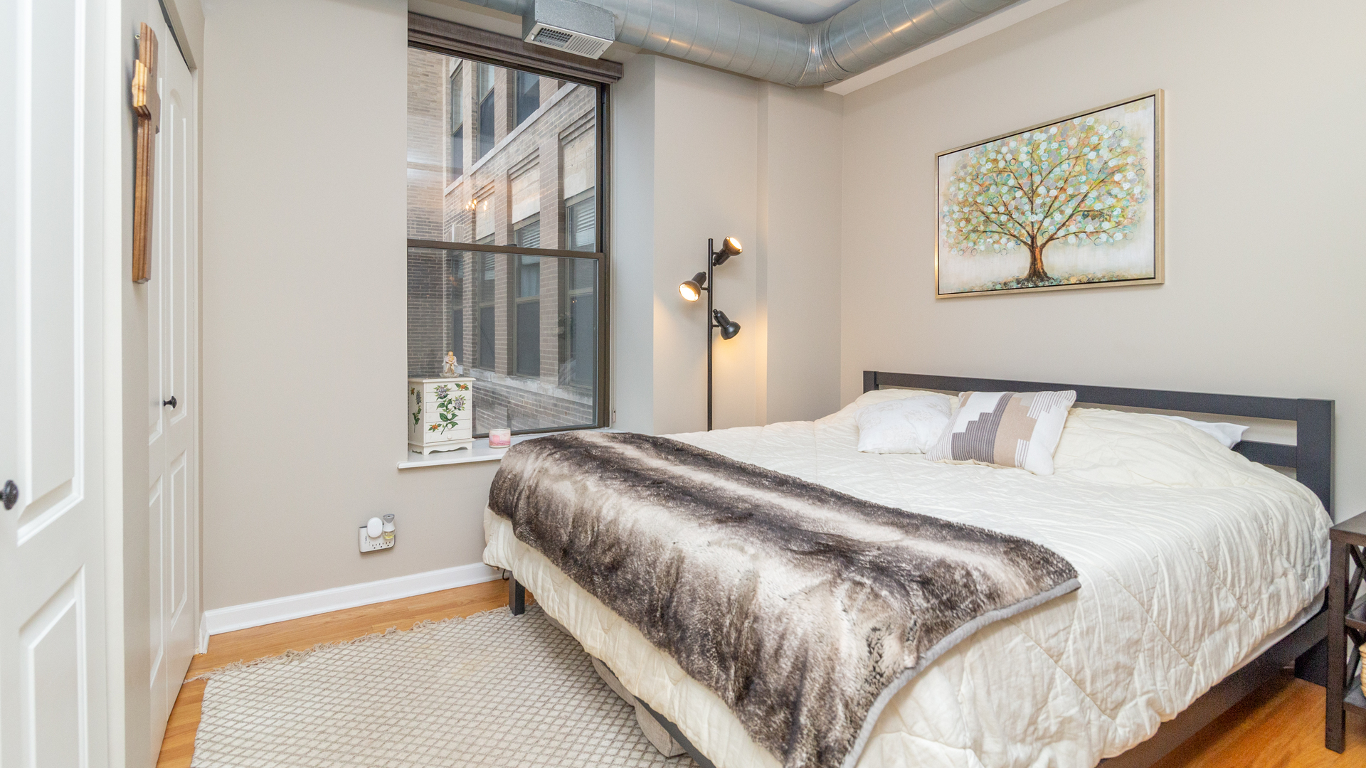 811 South Lytle Street, Unit 319 Chicago, IL 60607 - Photo 11 of 29 a bedroom with a bed and a window