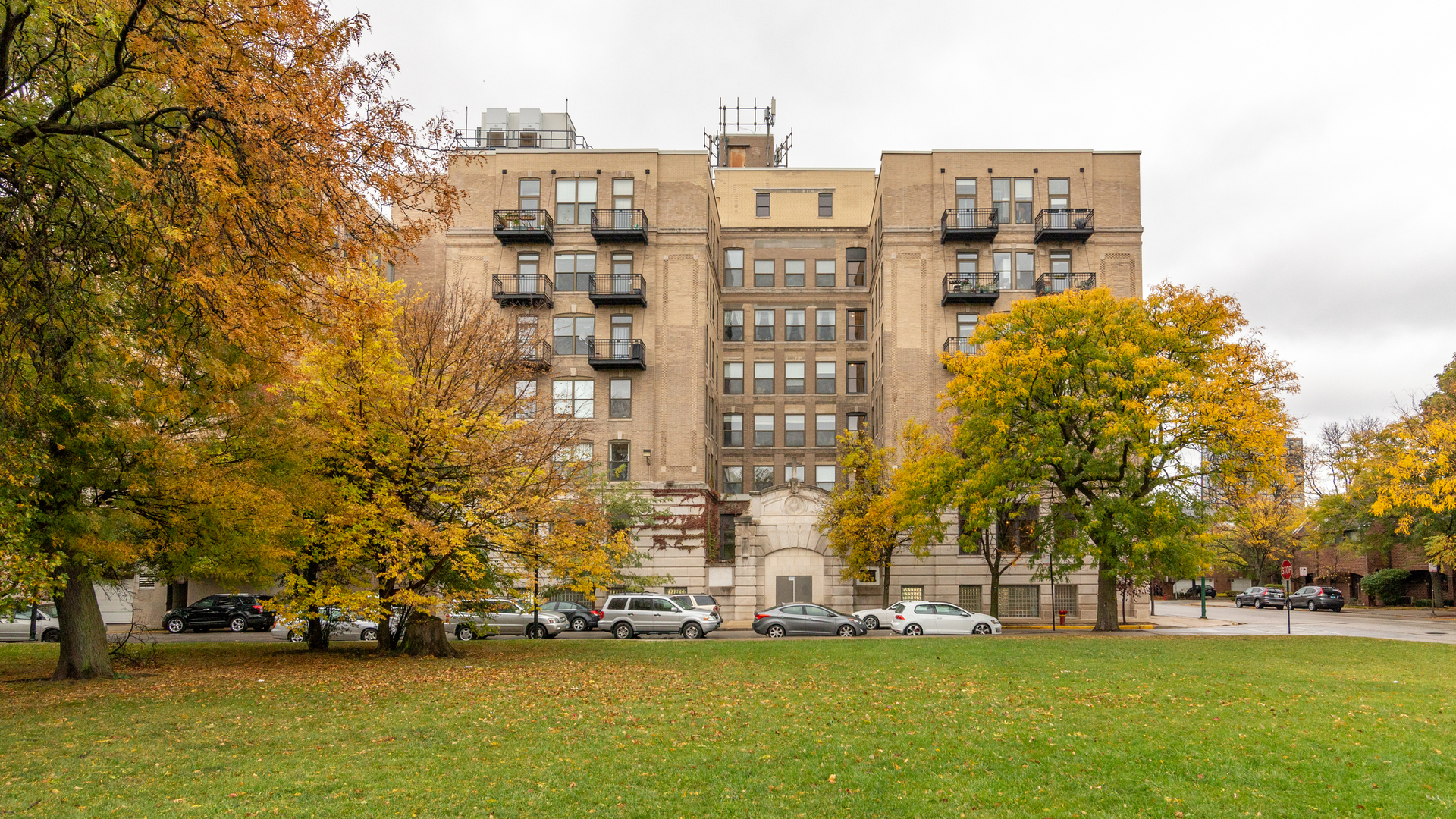 811 South Lytle Street, Unit 319 Chicago, IL 60607 - Photo 27 of 29 a view of building with outdoor space