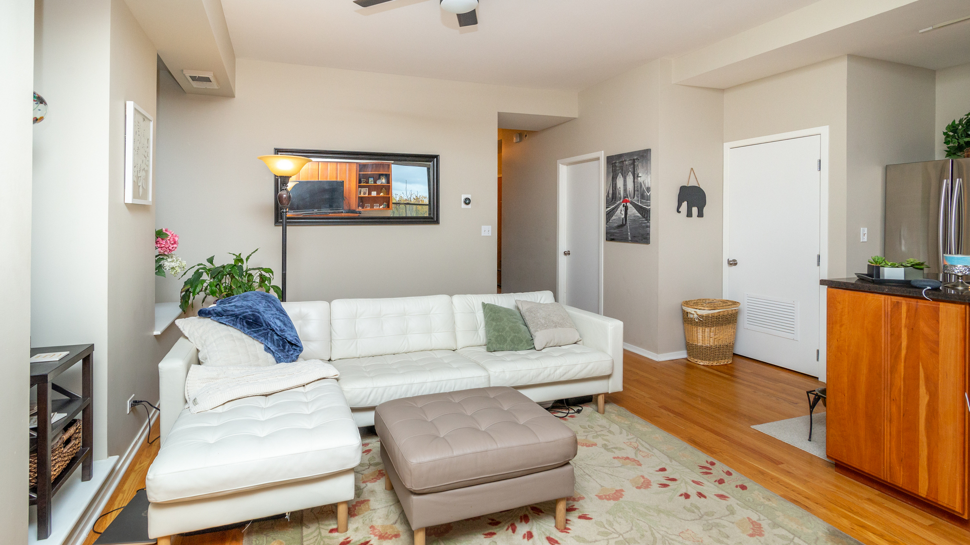 811 South Lytle Street, Unit 319 Chicago, IL 60607 - Photo 4 of 29 a living room with furniture and a flat screen tv