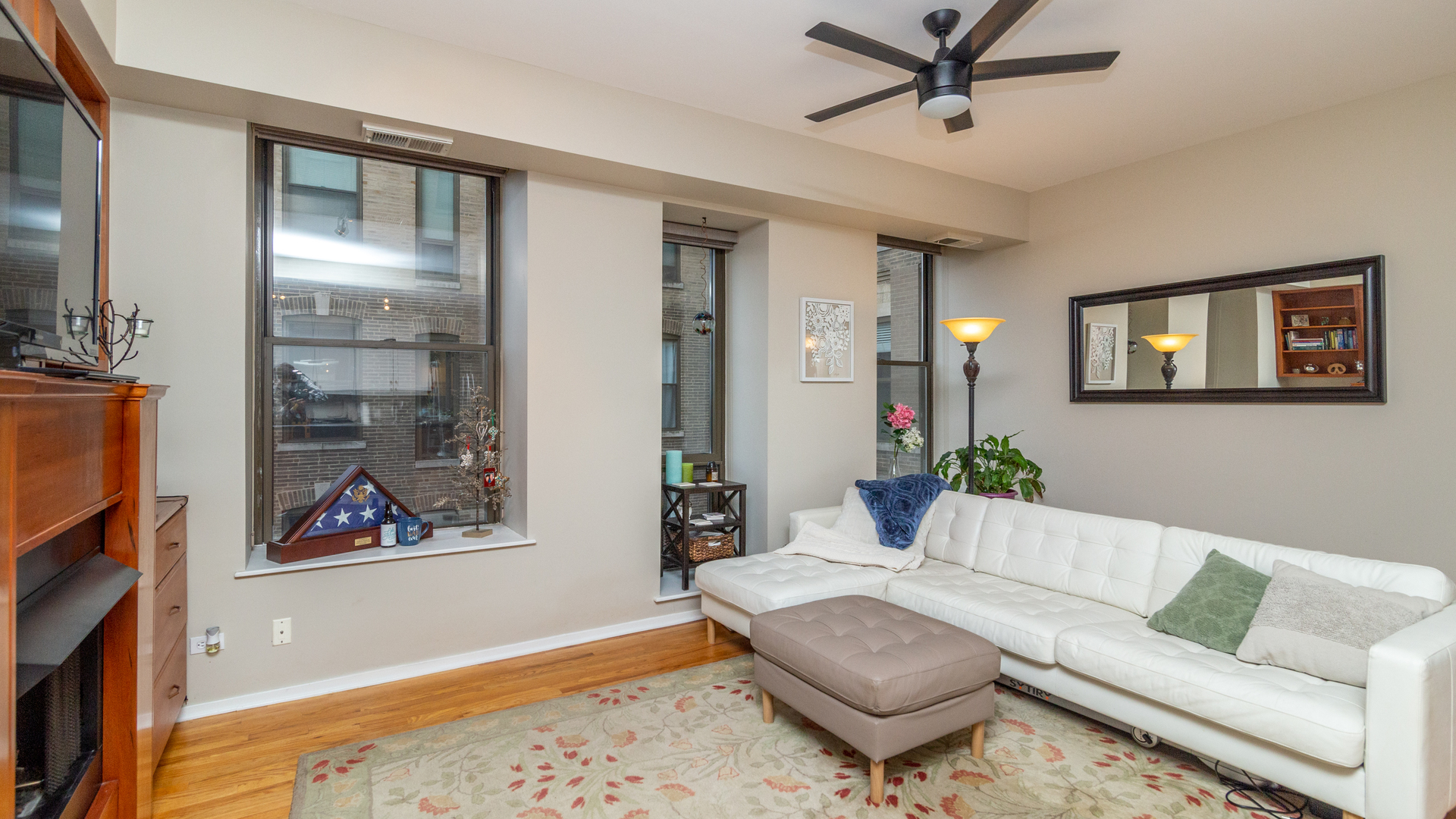 811 South Lytle Street, Unit 319 Chicago, IL 60607 - Photo 6 of 29 a living room with furniture and window