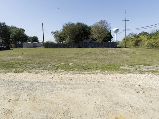 $60,000 | 305-307 North Upton Avenue, Schulenburg, TX 78956