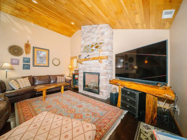 $880,000 | 8964 Eyota Way, Onamia, MN 56359