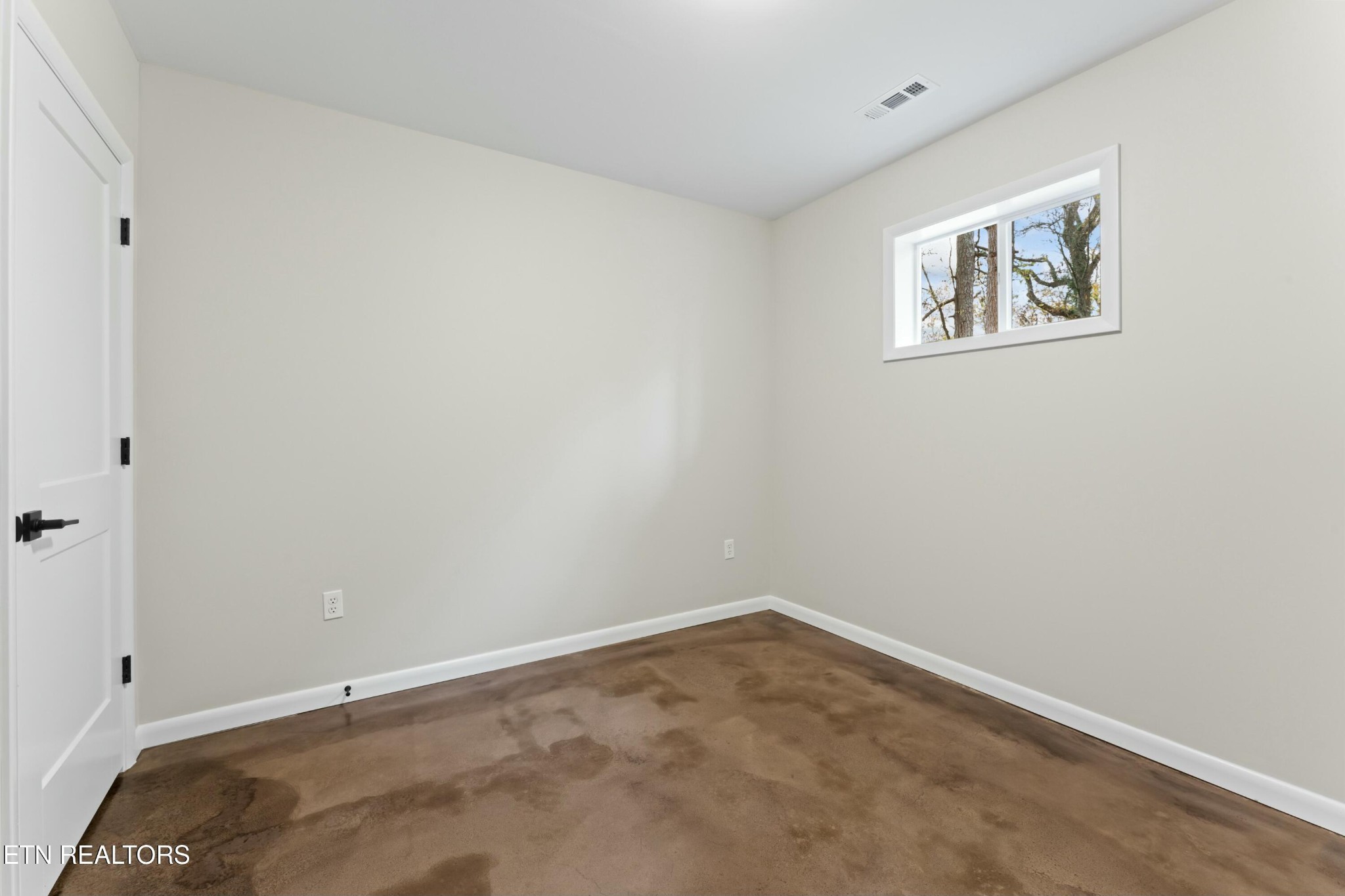2229 Tooles Bend Road Knoxville, TN 37922 - Photo 32 of 41 an empty room with a bench