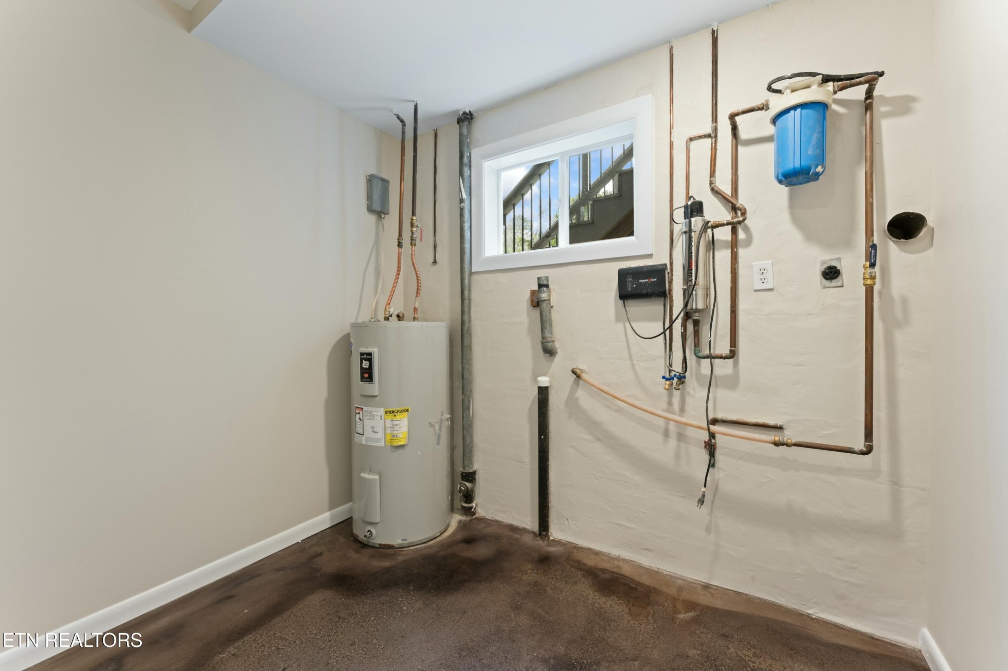 2229 Tooles Bend Road Knoxville, TN 37922 - Photo 33 of 41 a view of a livingroom with wooden floor and windows