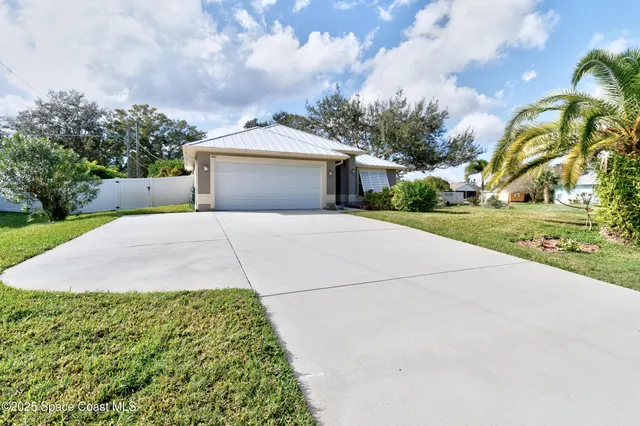 $389,000 | 402 Toledo Street, Sebastian, FL 32958