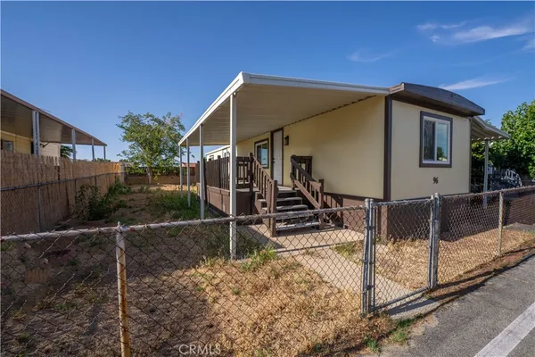 a view of a house with backyard