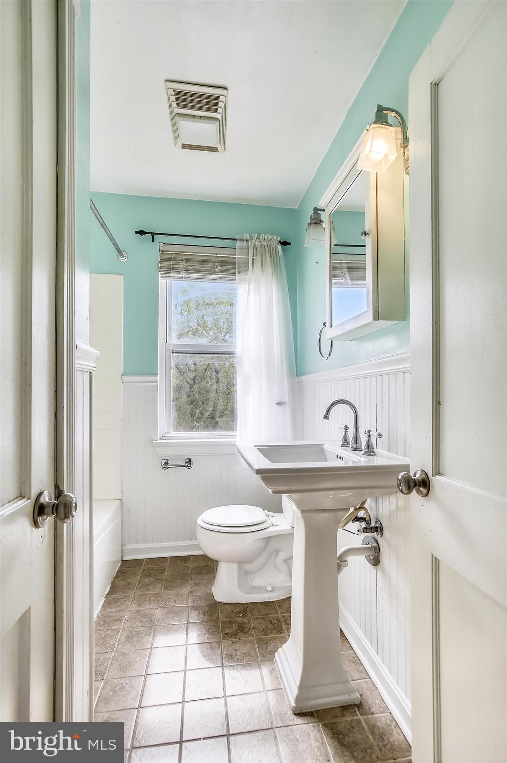1708 Pin Oak Road Baltimore, MD 21234 - Photo 14 of 30 Full bath upstairs