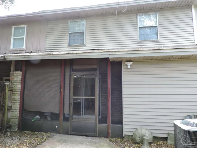 $1,350 | 728 North Fairfield Drive, Pensacola, FL 32506