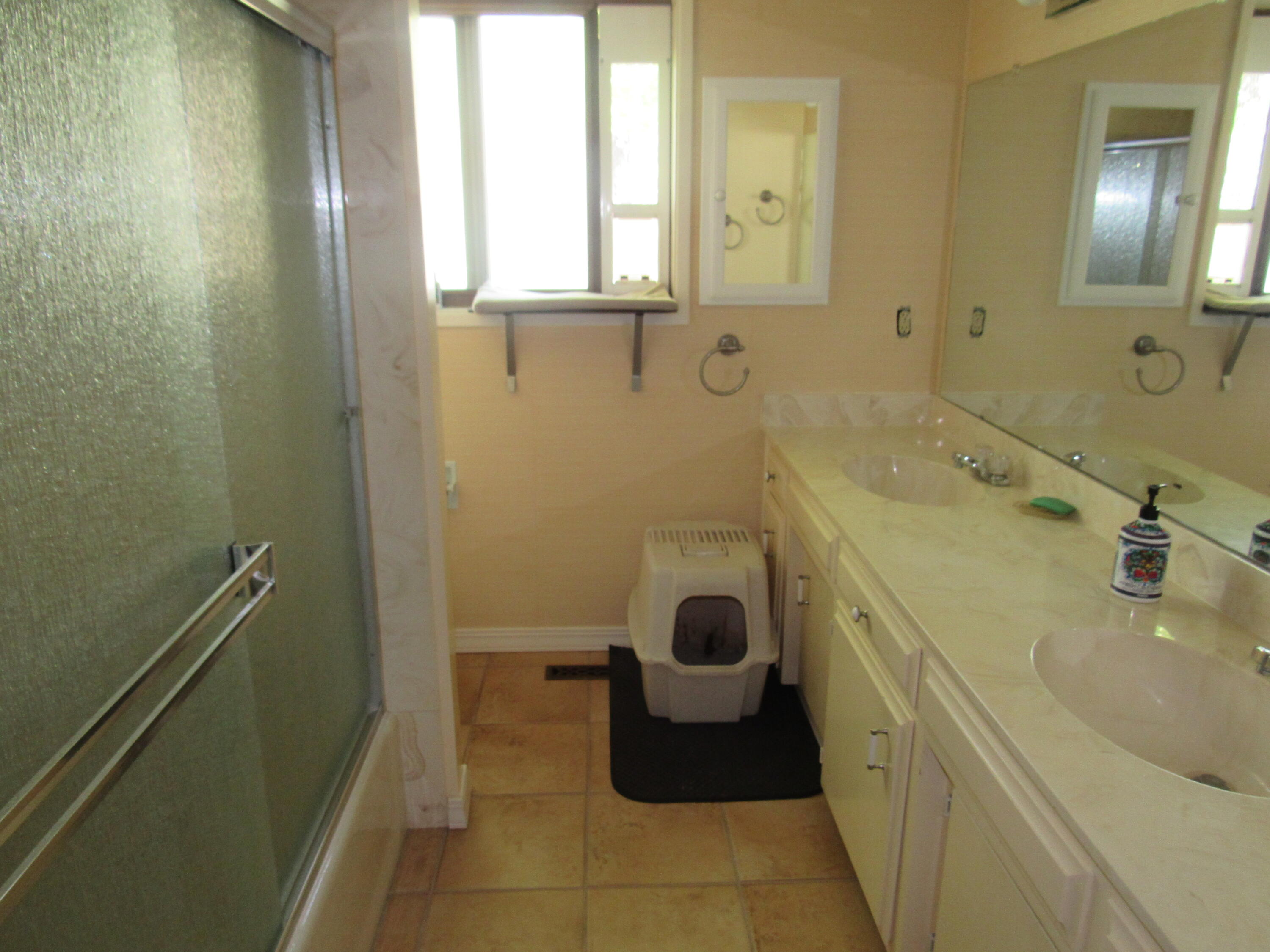 7065 Old Stage Road Central Point, OR 97502 - Photo 11 of 35 hall bathroom