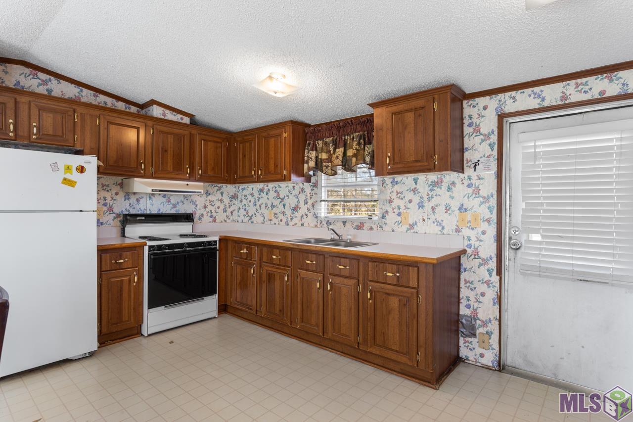 21149 Chaney Road Zachary, LA 70791 - Photo 8 of 13 Nice Size Kitchen with an Adjacent Laundry Room
