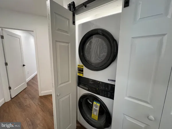 a close up view of a washer and dryer