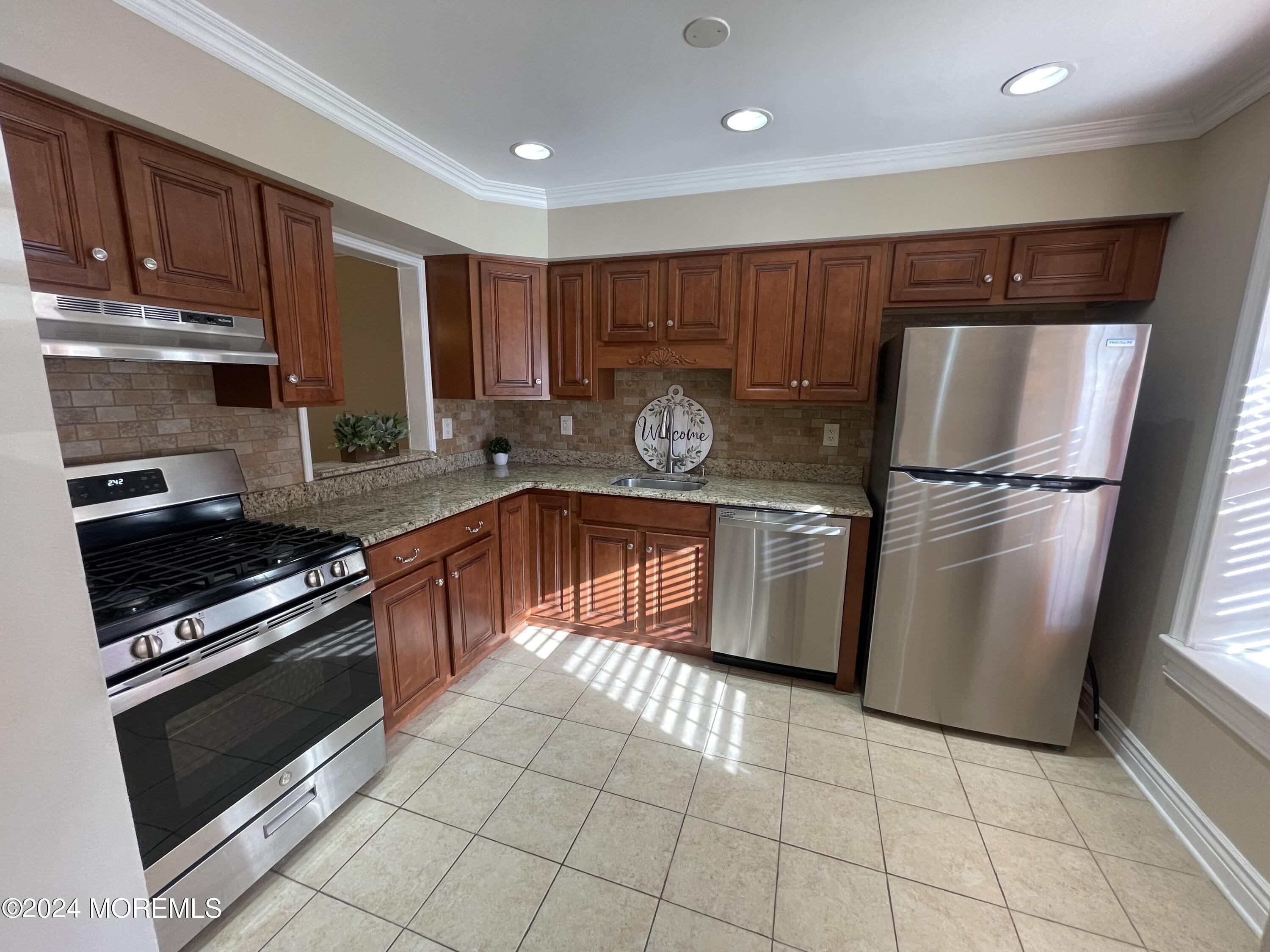 173 Edinburgh Court Matawan, NJ 07747 - Photo 2 of 22 F0ZUt3PoRwygTgEiyKYnqA