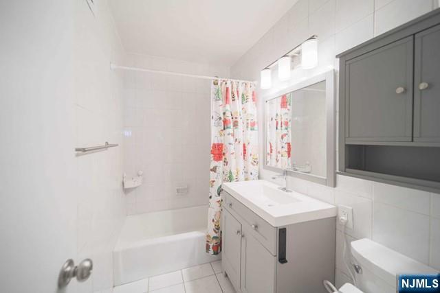 2100 Linwood Avenue, Unit 17T Fort Lee, NJ 07024 - Photo 15 of 17 a bathroom with a sink a toilet and shower