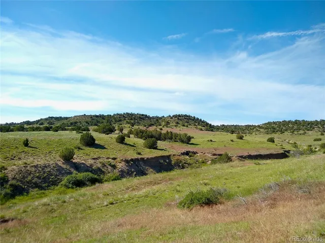 a view of a houses with a yard