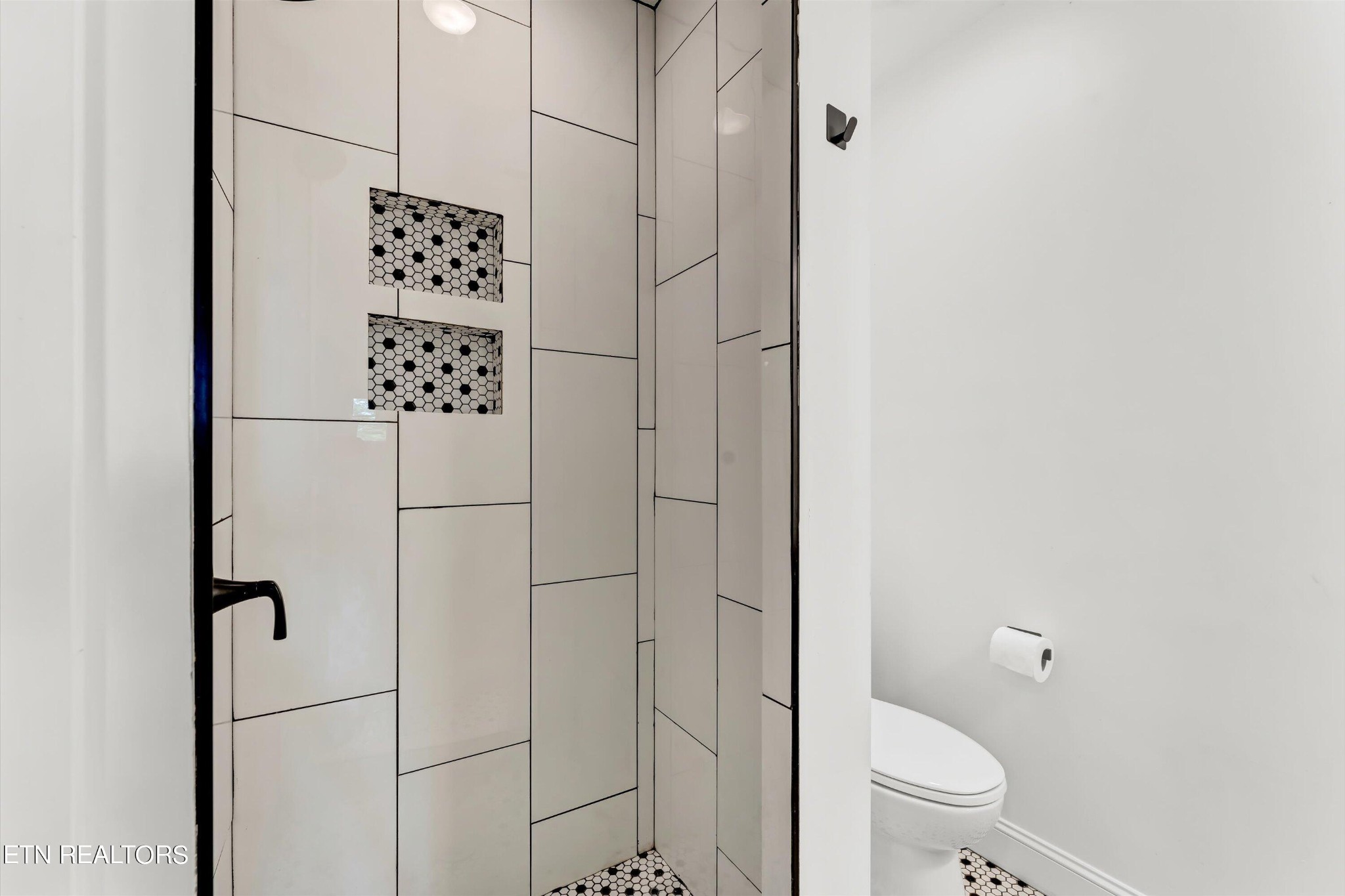 133 Londonderry Road Knoxville, TN 37923 - Photo 13 of 35 a bathroom with a toilet and a shower