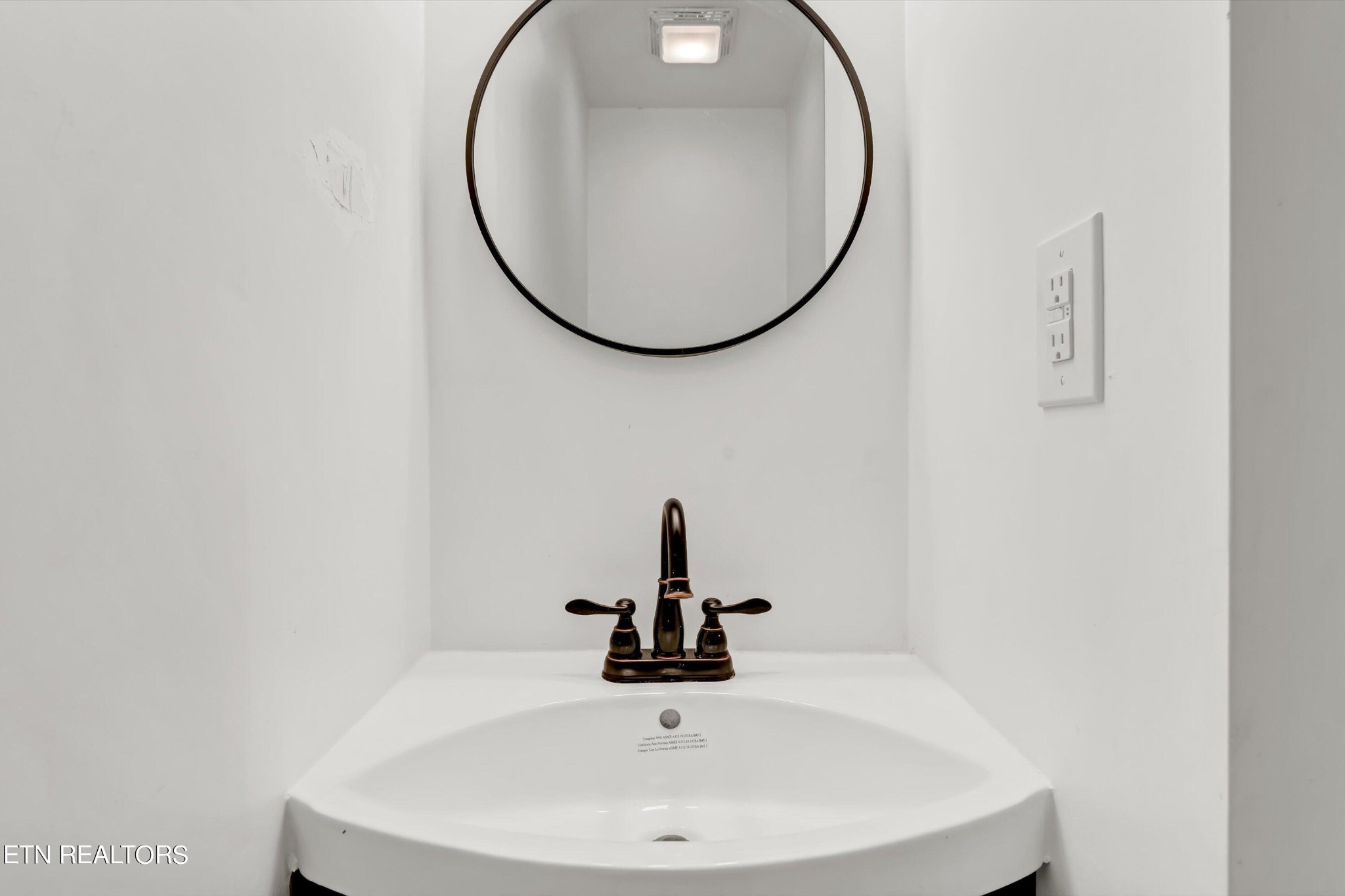 133 Londonderry Road Knoxville, TN 37923 - Photo 14 of 35 a bathroom with a sink and a mirror