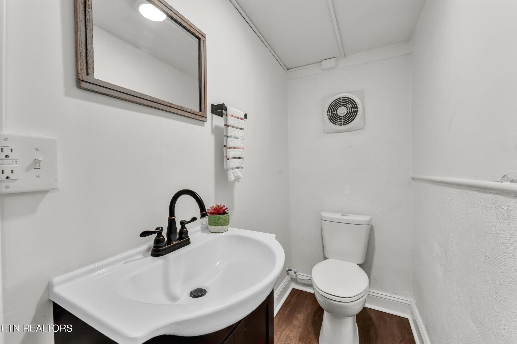 133 Londonderry Road Knoxville, TN 37923 - Photo 23 of 35 a bathroom with a sink and a toilet