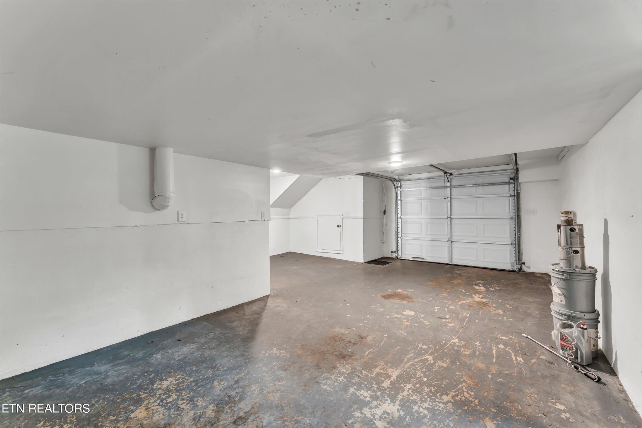 133 Londonderry Road Knoxville, TN 37923 - Photo 25 of 35 an empty room with a empty space and windows