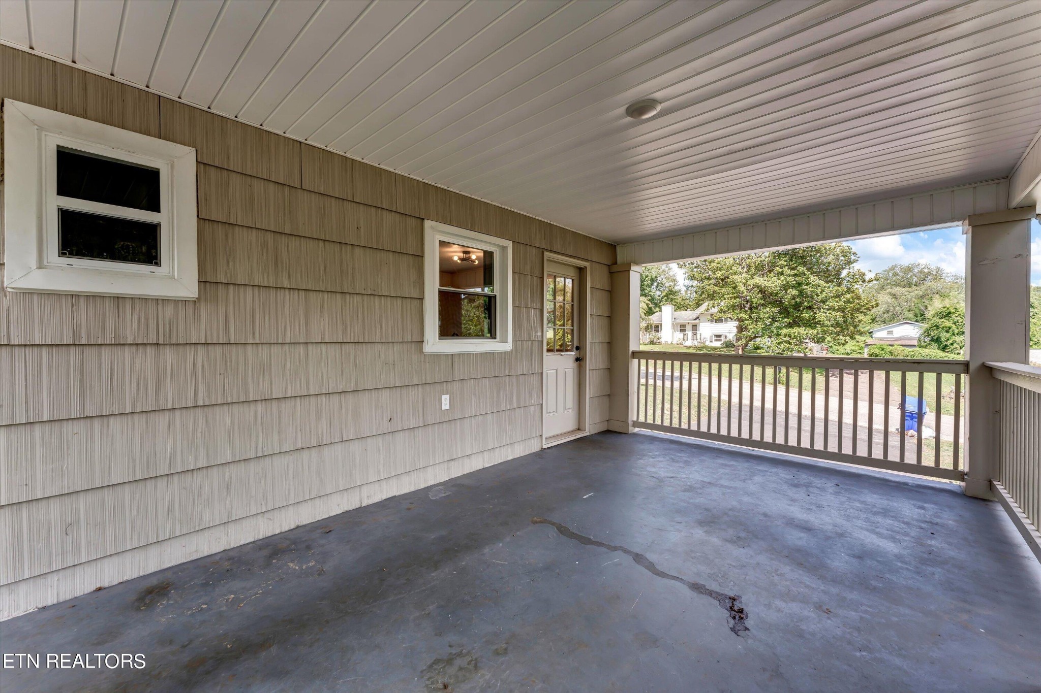 133 Londonderry Road Knoxville, TN 37923 - Photo 29 of 35 a view of a livingroom with a porch