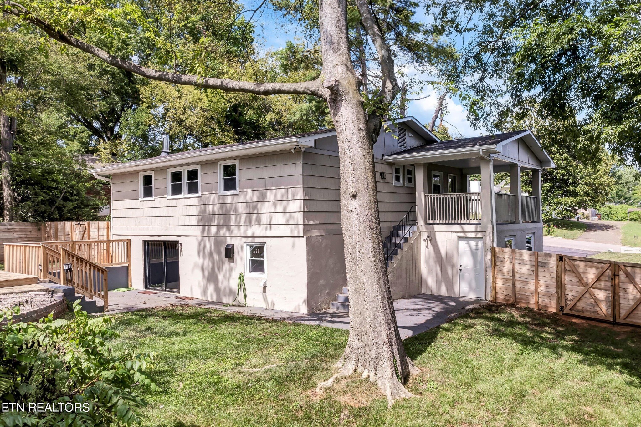 133 Londonderry Road Knoxville, TN 37923 - Photo 34 of 35 front view of house with a yard