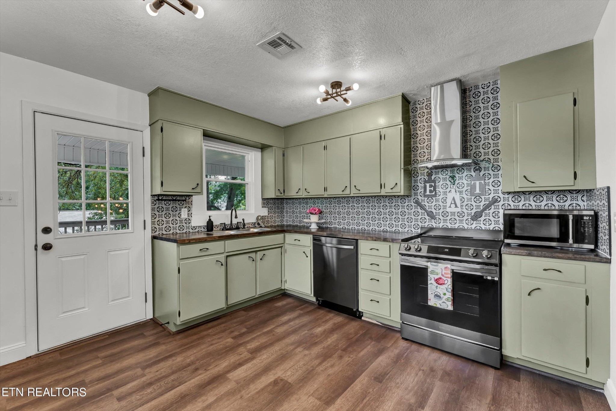 133 Londonderry Road Knoxville, TN 37923 - Photo 7 of 35 a kitchen with stainless steel appliances granite countertop a stove and a sink