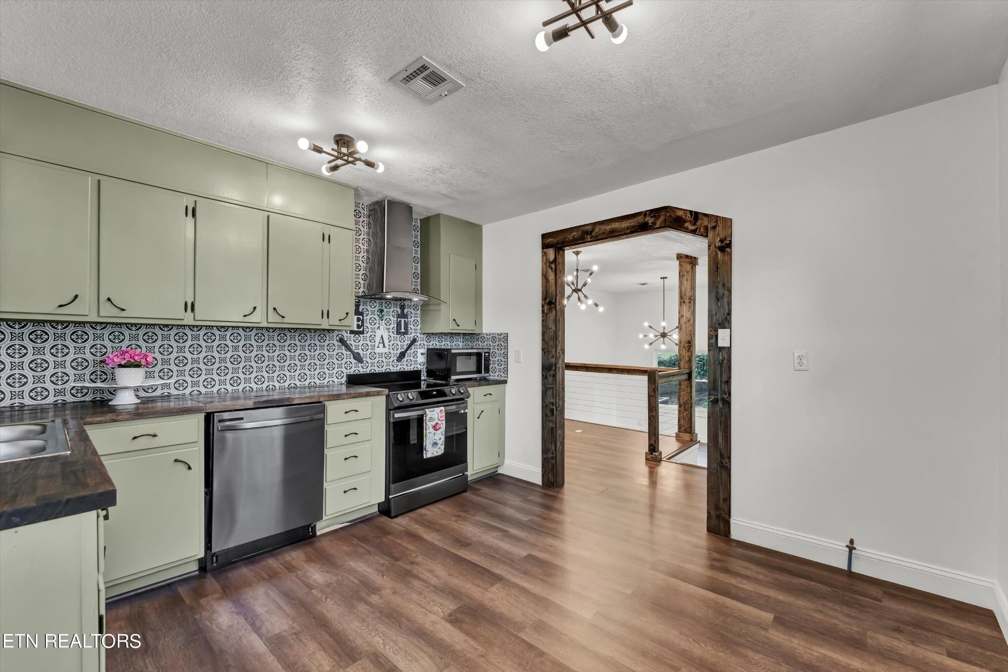 133 Londonderry Road Knoxville, TN 37923 - Photo 8 of 35 a kitchen with stainless steel appliances granite countertop a stove refrigerator and cabinets