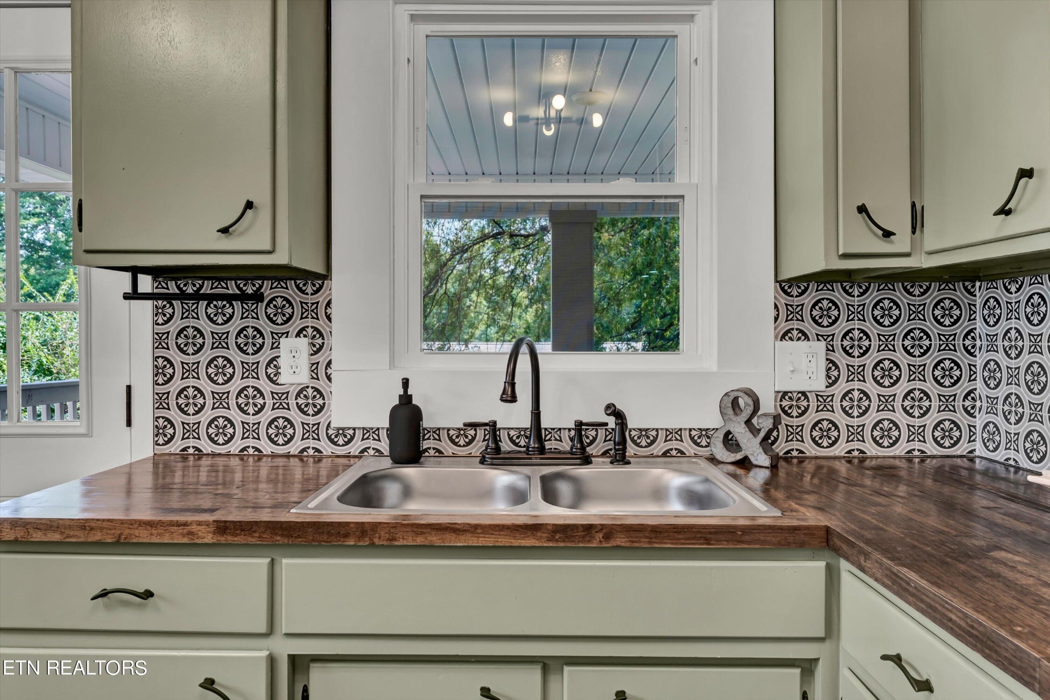 133 Londonderry Road Knoxville, TN 37923 - Photo 9 of 35 a bathroom with a sink and a mirror
