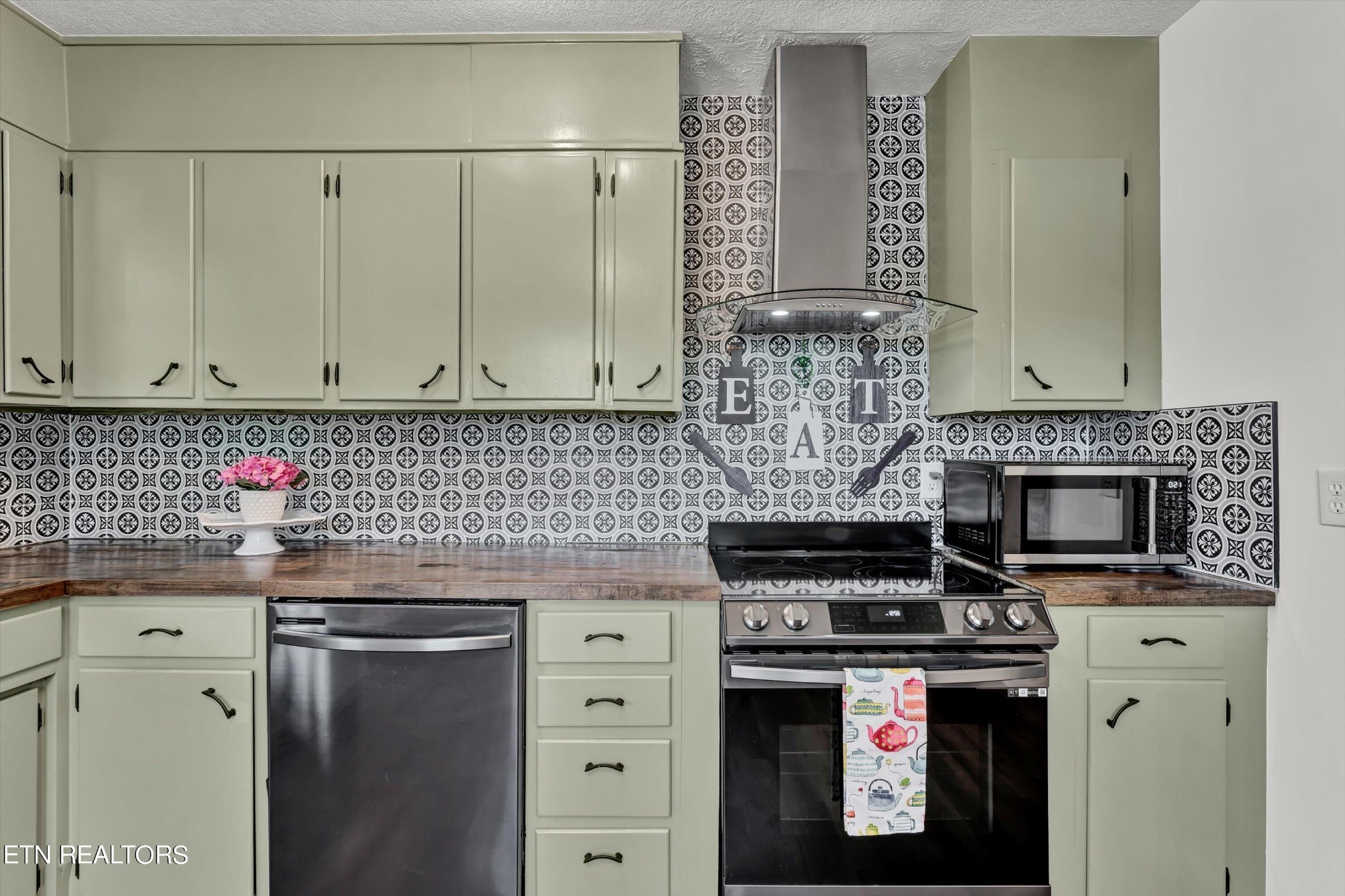 133 Londonderry Road Knoxville, TN 37923 - Photo 10 of 35 a kitchen with granite countertop a stove and a sink