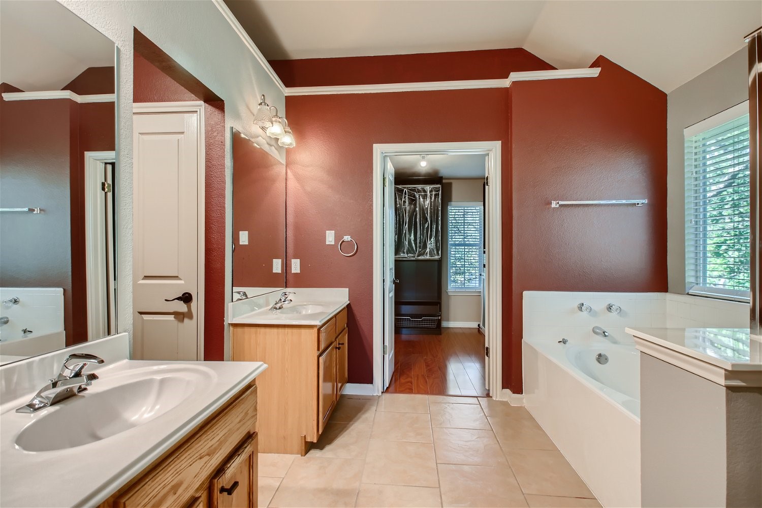 5320 Spirea Cove Austin, TX 78749 - Photo 16 of 28 a spacious bathroom with a bathtub sink and mirror
