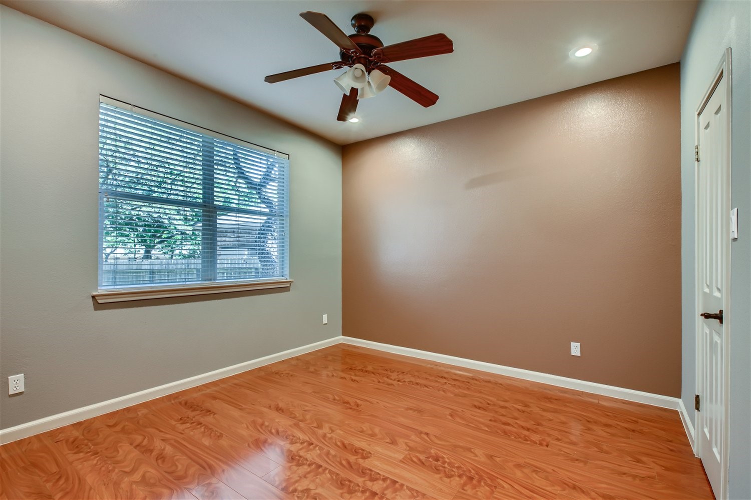 5320 Spirea Cove Austin, TX 78749 - Photo 18 of 28 en empty room with window and a ceiling fan