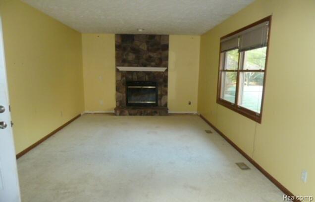 7091196621 Living Room.jpg