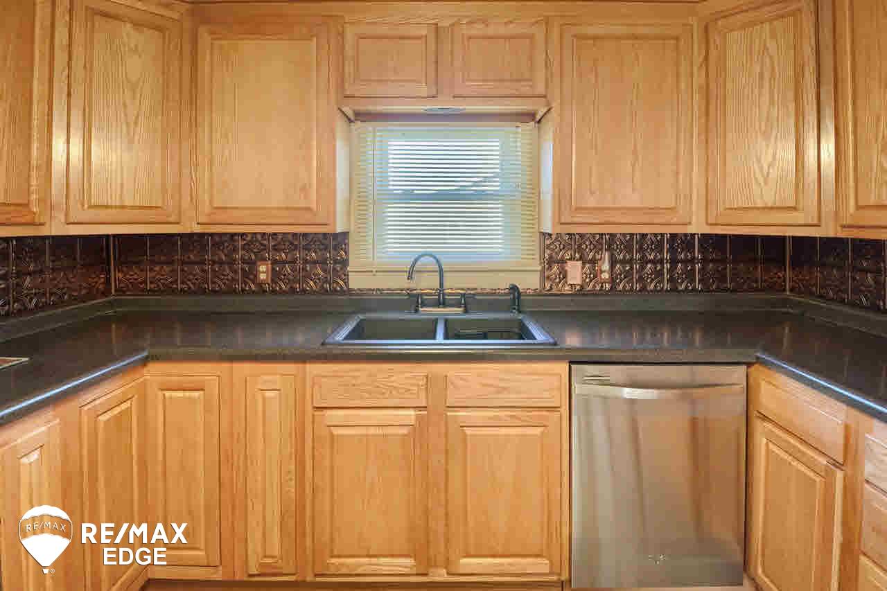 12141 Davison Road Davison, MI 48423 - Photo 14 of 27