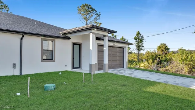 a view of a house with a yard