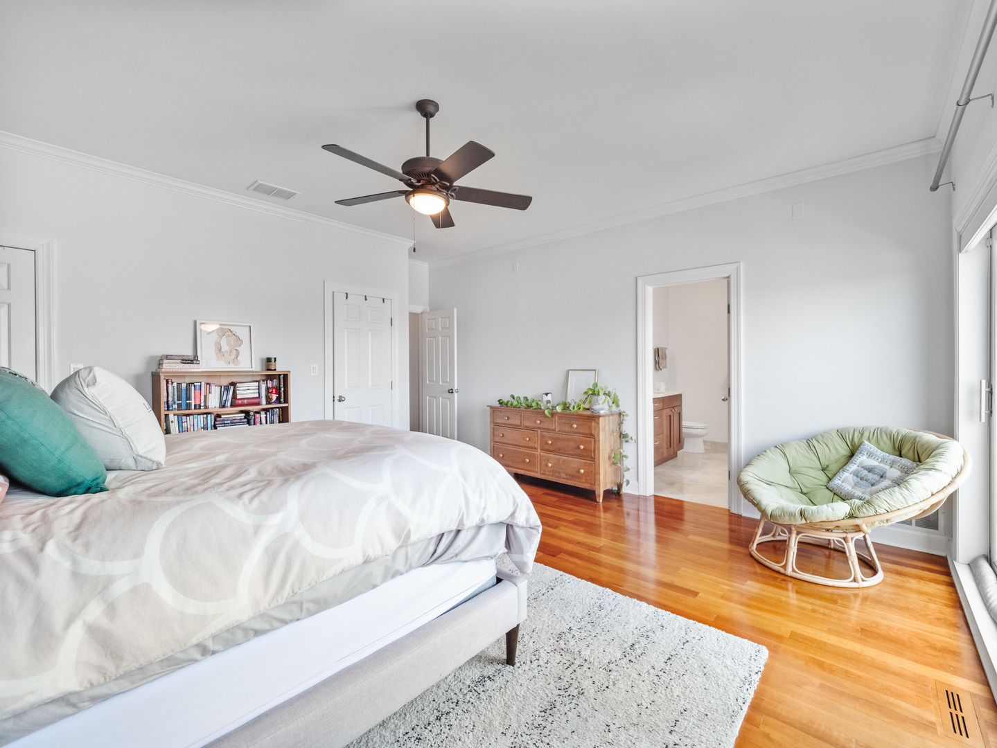 2940 North Sheffield Avenue, Unit 4N Chicago, IL 60657 - Photo 14 of 32 a spacious bedroom with a bed a table and chair