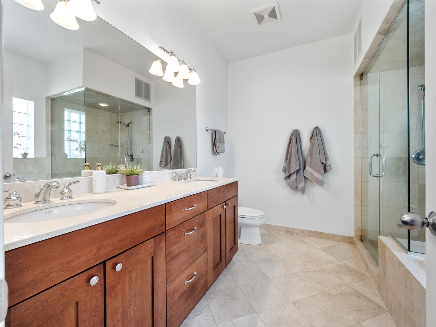 2940 North Sheffield Avenue, Unit 4N Chicago, IL 60657 - Photo 15 of 32 a spacious bathroom with a double vanity sink a mirror and a bathtub