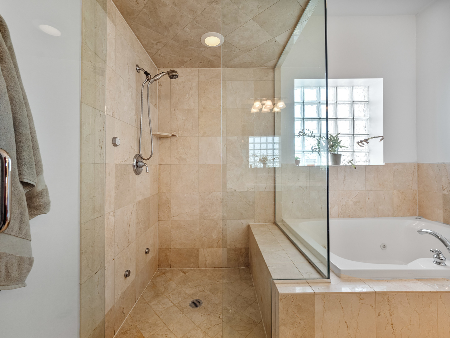 2940 North Sheffield Avenue, Unit 4N Chicago, IL 60657 - Photo 16 of 32 a bathroom with a bath tub and shower