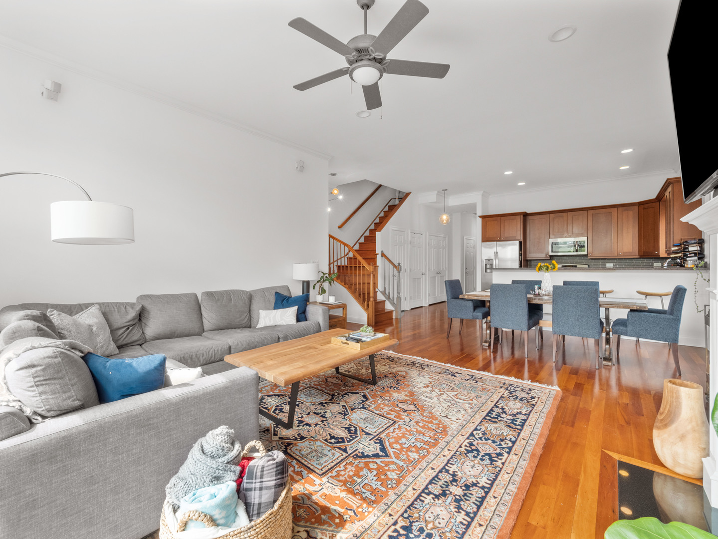 2940 North Sheffield Avenue, Unit 4N Chicago, IL 60657 - Photo 2 of 32 a living room with furniture and kitchen view