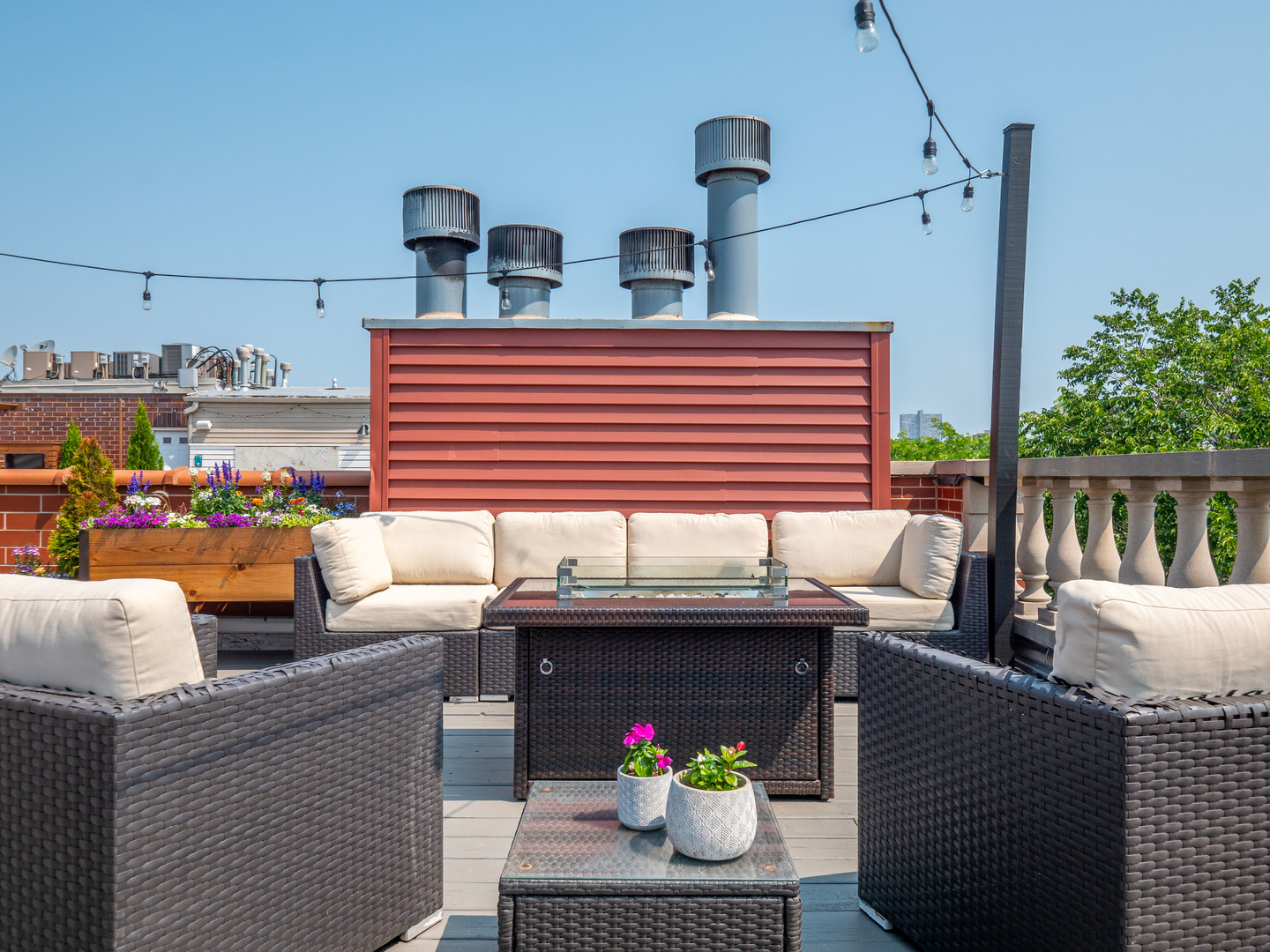 2940 North Sheffield Avenue, Unit 4N Chicago, IL 60657 - Photo 26 of 32 a front view of a house with outdoor seating