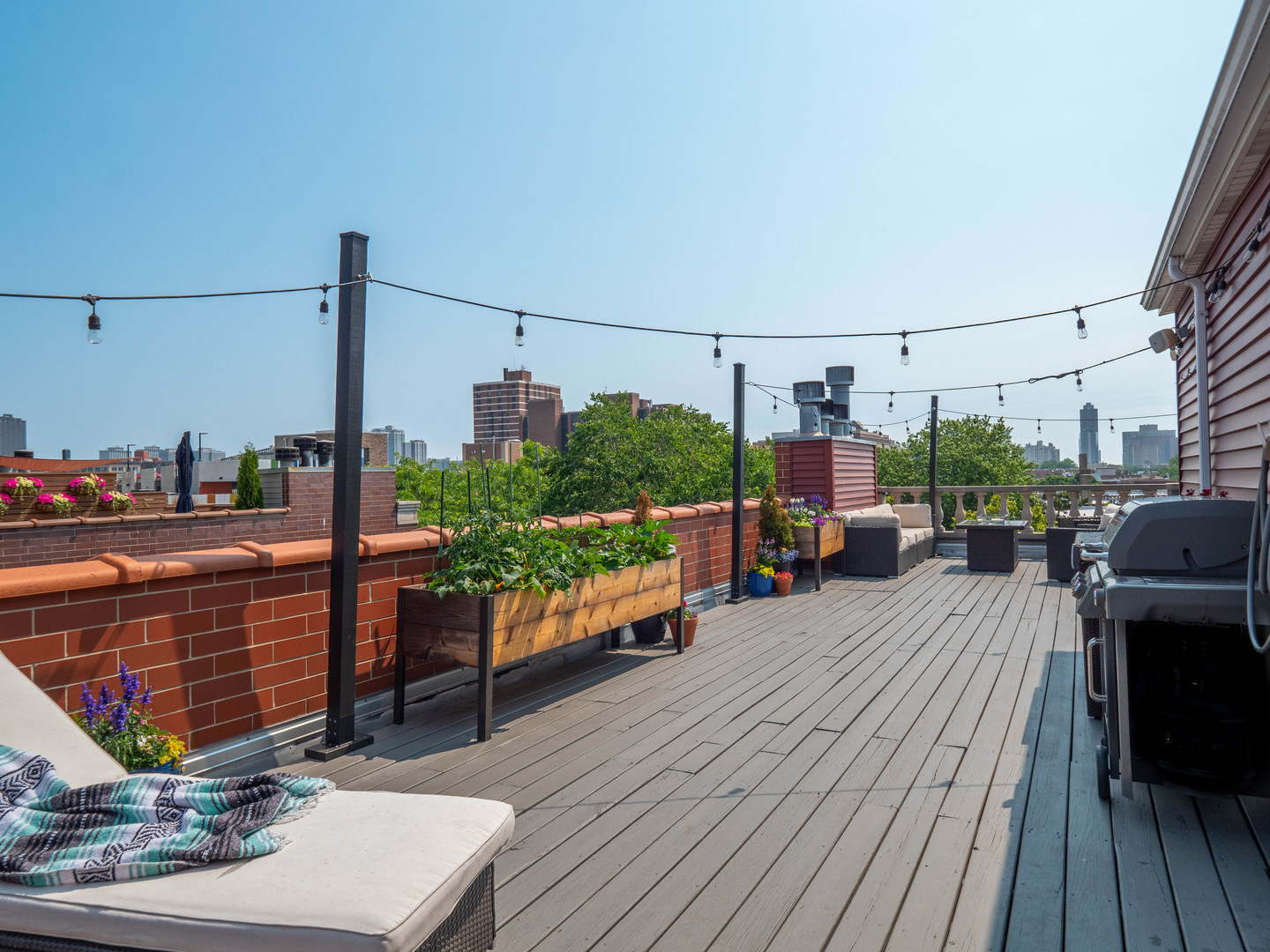 2940 North Sheffield Avenue, Unit 4N Chicago, IL 60657 - Photo 29 of 32 a view of a balcony with chairs