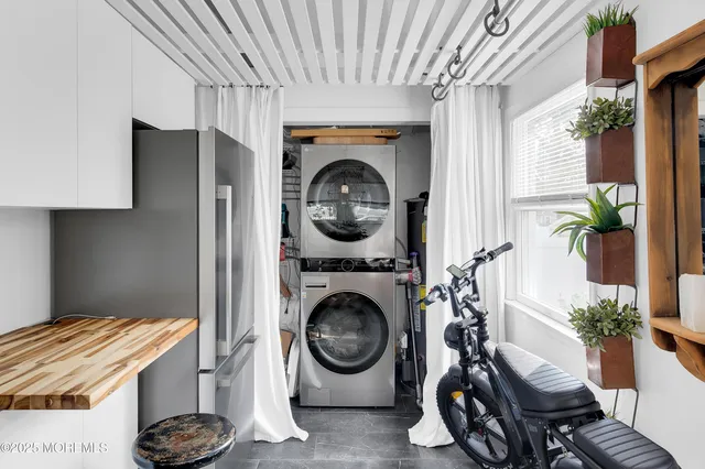 a view of a bedroom with washer and dryer