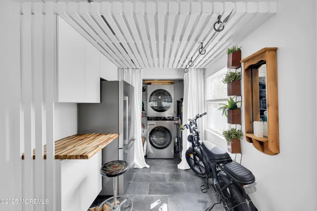 a view of entryway with washer and dryer