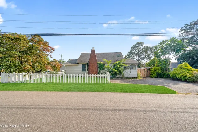 a view of a house with a yard and a street