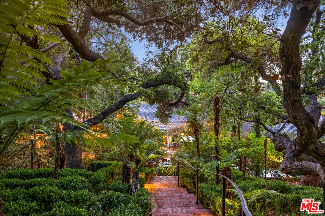 3240 Fryman Road Studio City, CA 91604 - Photo 11 of 11 a view of a garden