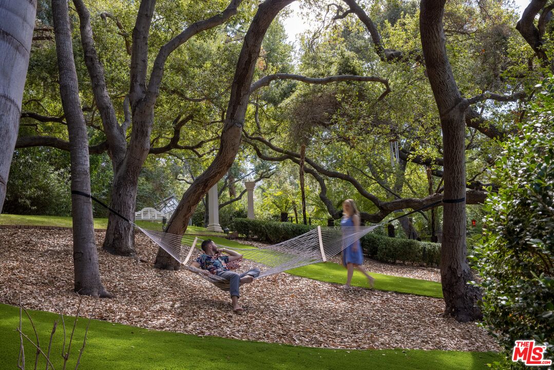 3240 Fryman Road Studio City, CA 91604 - Photo 8 of 11 a backyard of a house with barbeque oven